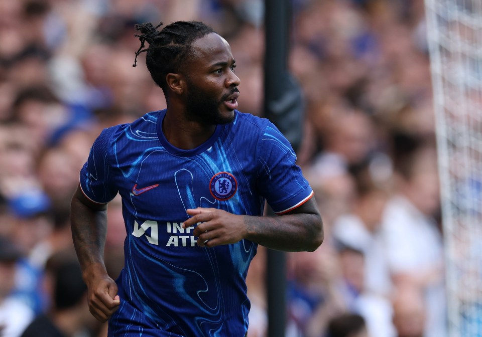 a soccer player wearing a blue shirt that says ' king ' on it