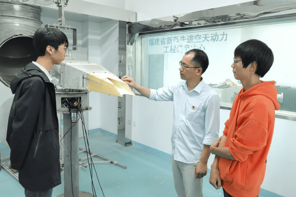 Researchers look at a key component of the Nanqiang No 1 prototype