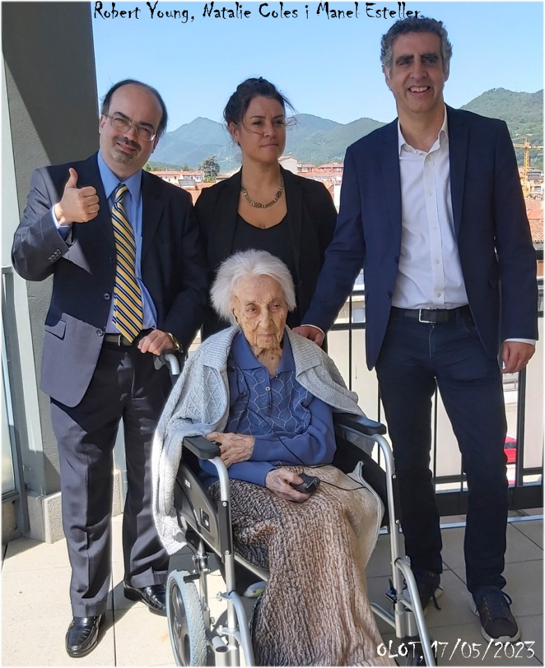 robert young natalie coles and manel esteller pose with a woman in a wheelchair