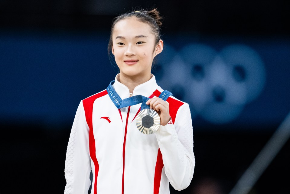 Zhou Yaqin poses with her silver medal