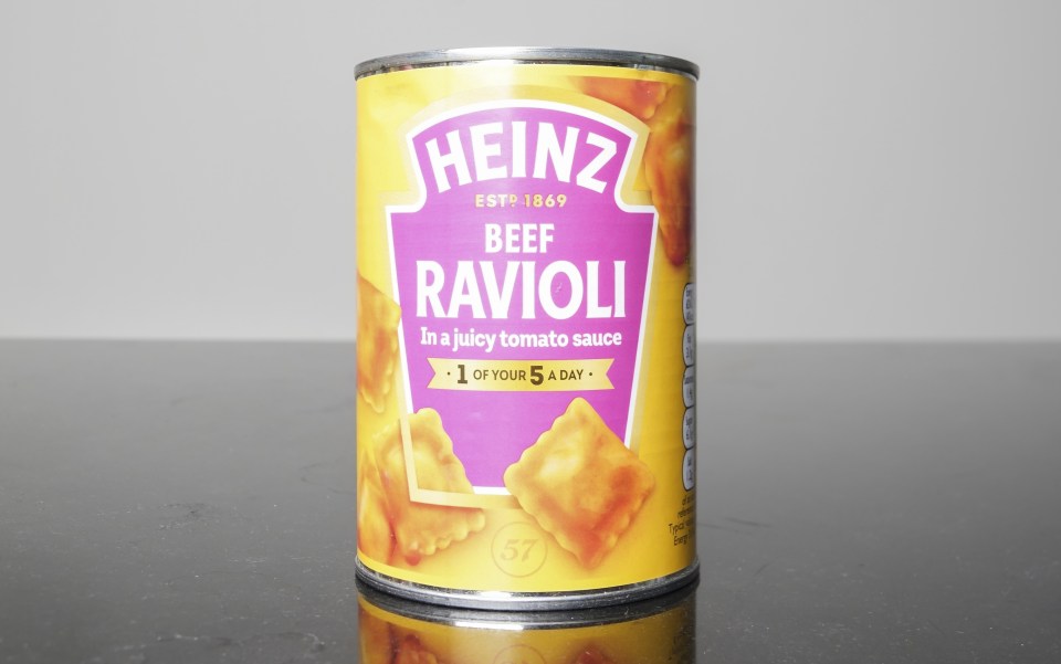 a can of heinz beef ravioli in a juicy tomato sauce