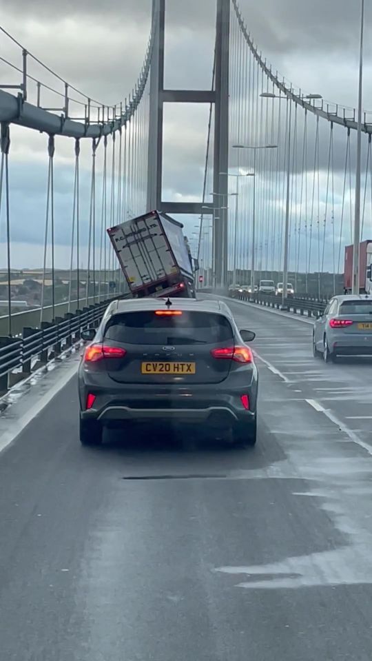 A lorry almost toppled over on Humber Bridge