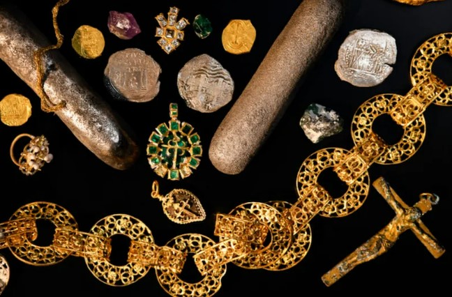 Treasure found by on the Maravillas included items such as gold and silver coins, jewellery and precious gemstones