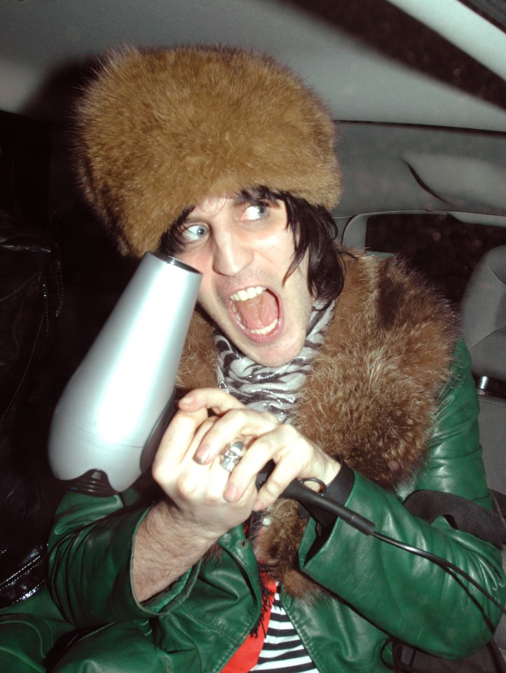 Noel Fielding with a hairdryer in 2008