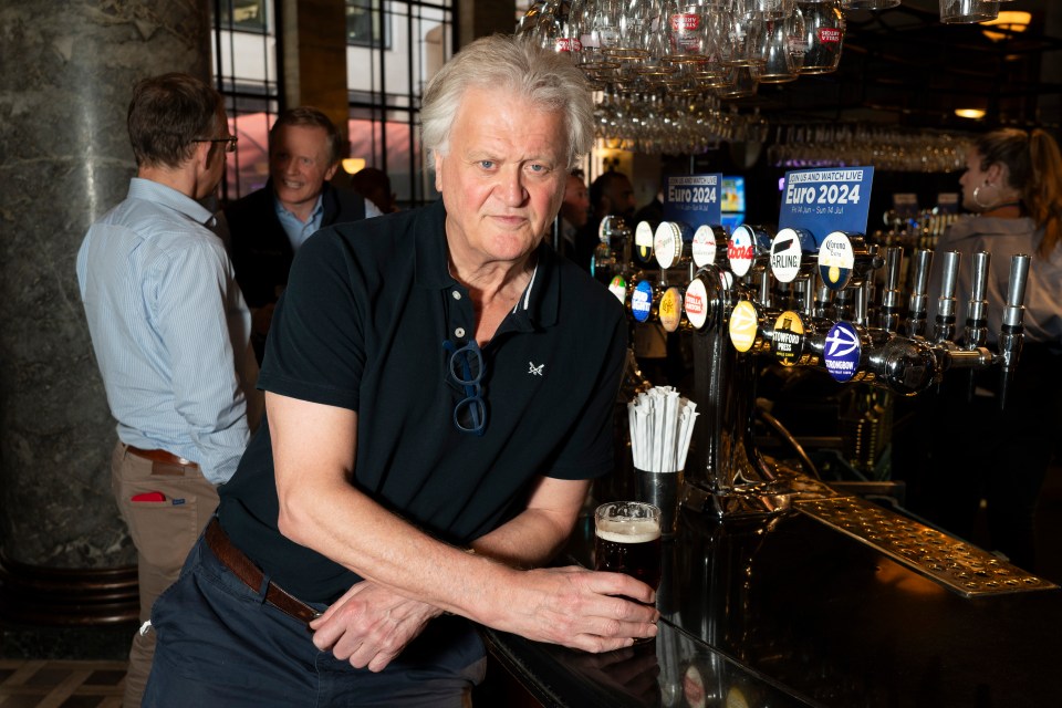 Wetherspoons boss Sir Tim Martin has hit back over Ryanair boss's call for curbs on holiday-makers drinking at airports