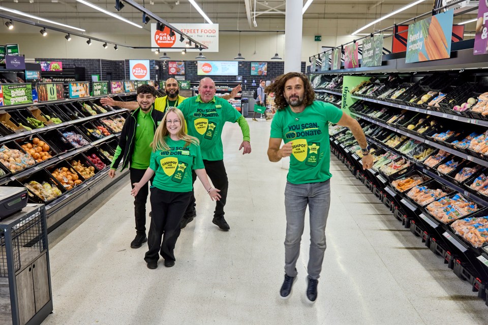 a group of people wearing green shirts that say you scan and donate