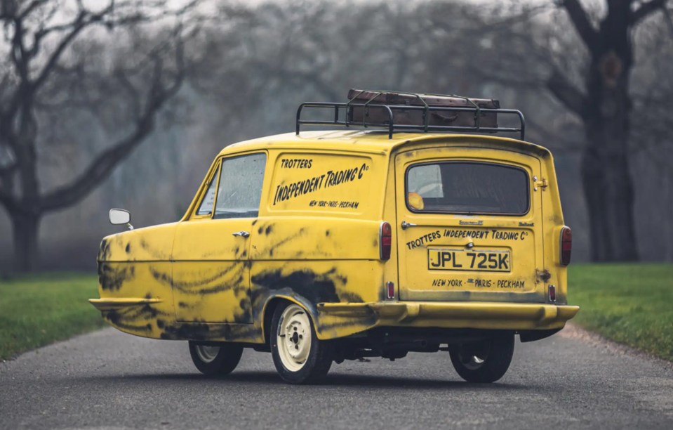 The package includes the roof rack complete with the market suitcase