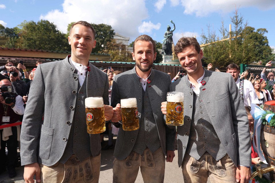 Manuel Neuer, Kane and Thomas Mueller enjoyed a large beer