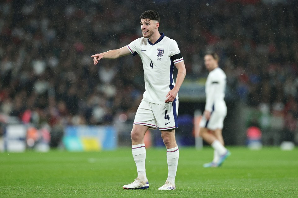 a soccer player with the number 4 on his jersey