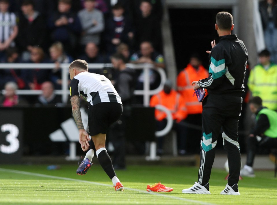 Kieran Trippier changed to odd boots during the first-half against Man City