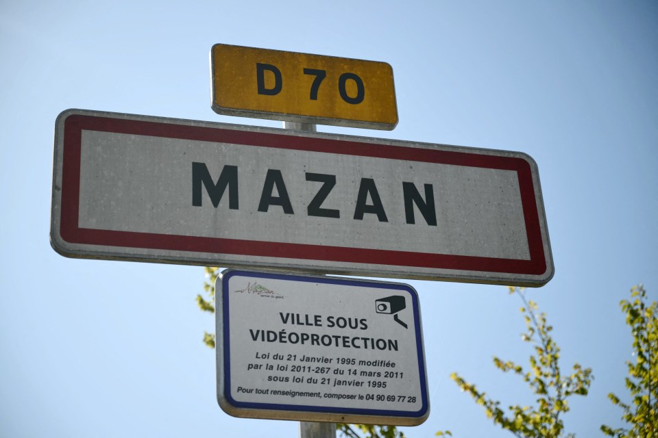 a sign that has the word mazan on it