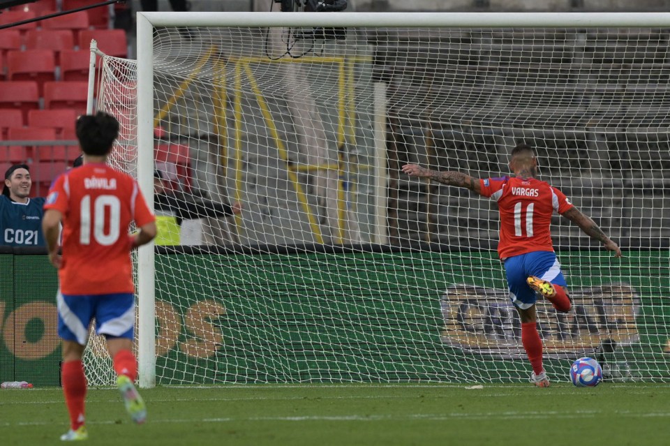 Eduardo Vargas scored a controversial goal for Chile following an injury to Bolivia keeper Carlos Lampe