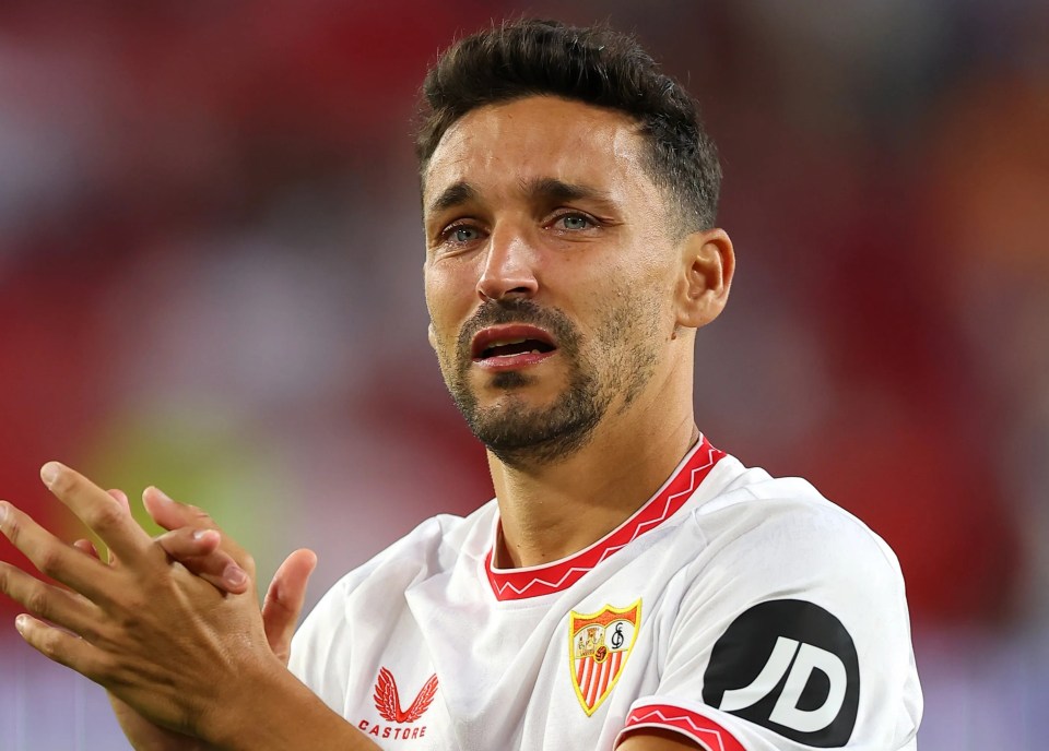 a soccer player wearing a white jersey with jd on it