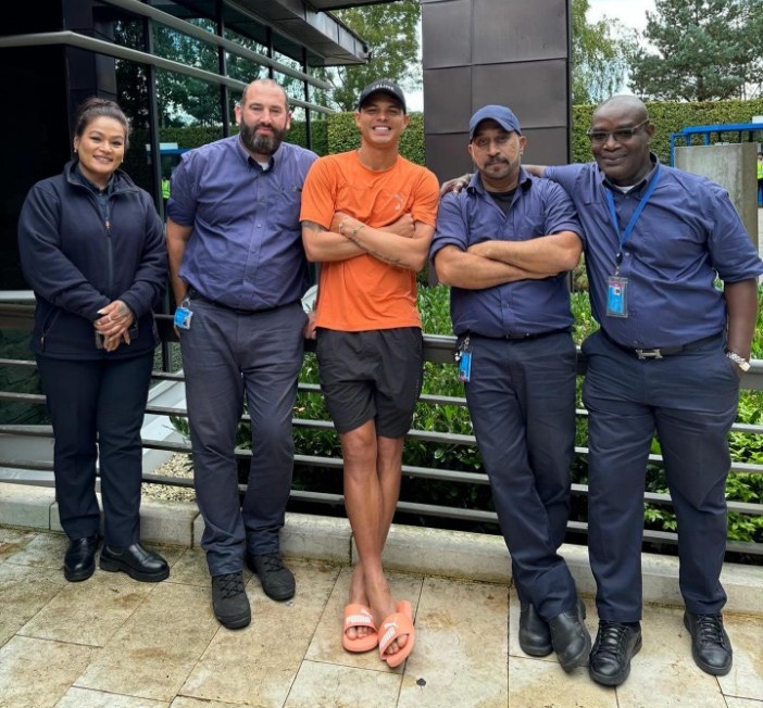 Thiago Silva gets hero's welcome by Chelsea staff as he returns to Cobham months after leaving on free transfer, , It's always a pleasure to return to this special place. Thank you for your continuous affection. The feeling is mutual. See you soon!