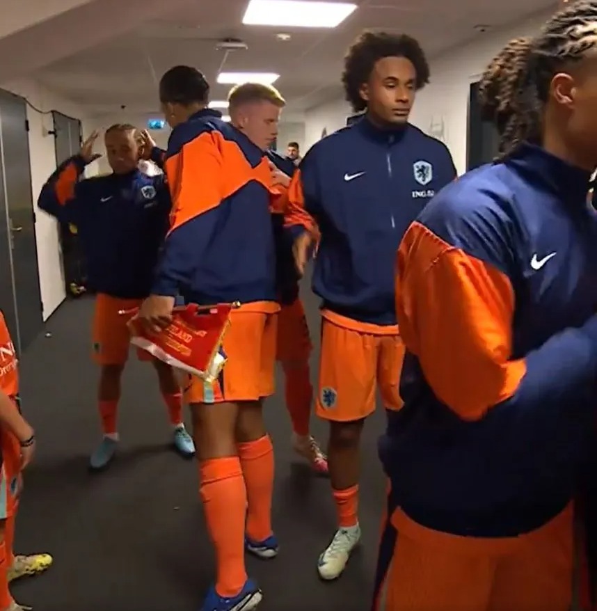 Virgil van Dijk appeared to snub Joshua Zirkzee in the tunnel