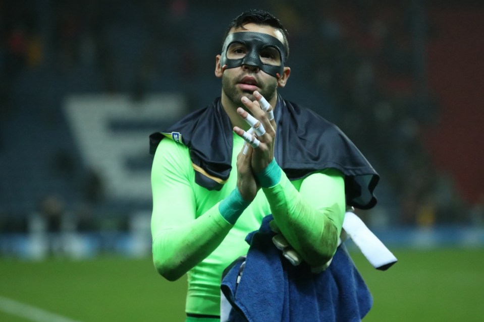 Raya wore a protective mask when he returned from injury for two weeks