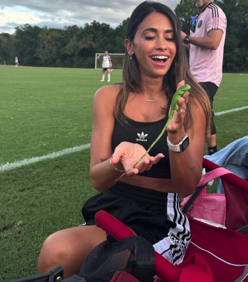 Antonela was joined by an unexpected guest while sitting on the touchline