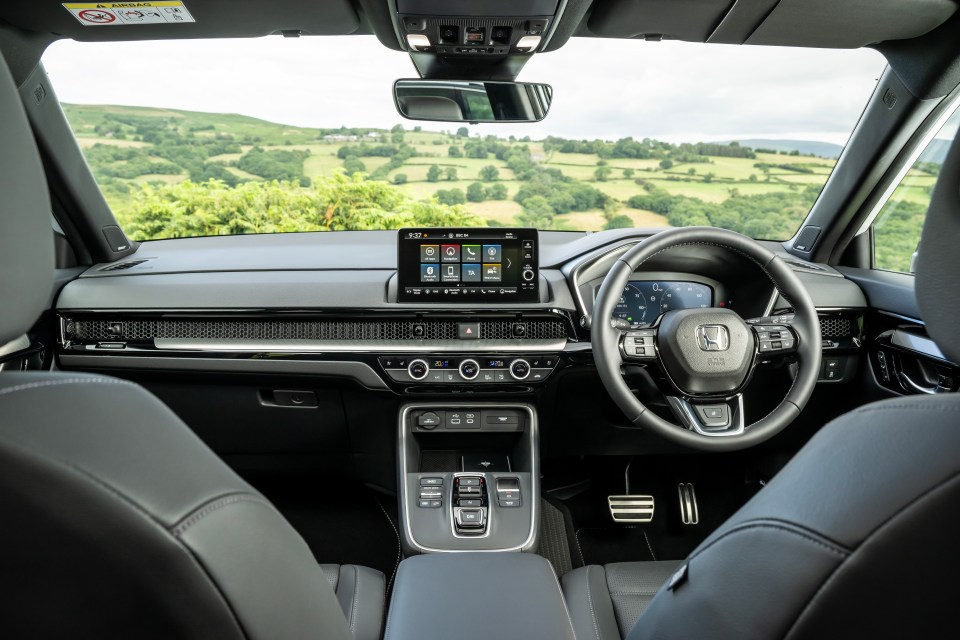 the interior of a car with a dashboard that says ' airbag ' on it