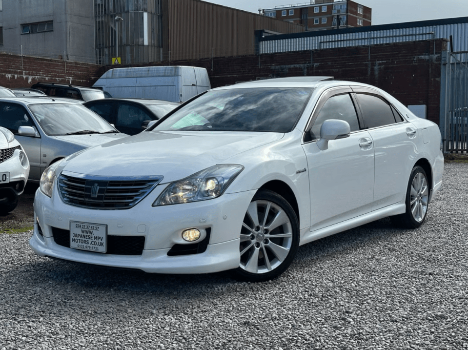 This stunning Toyota Crown is available for under £7,000