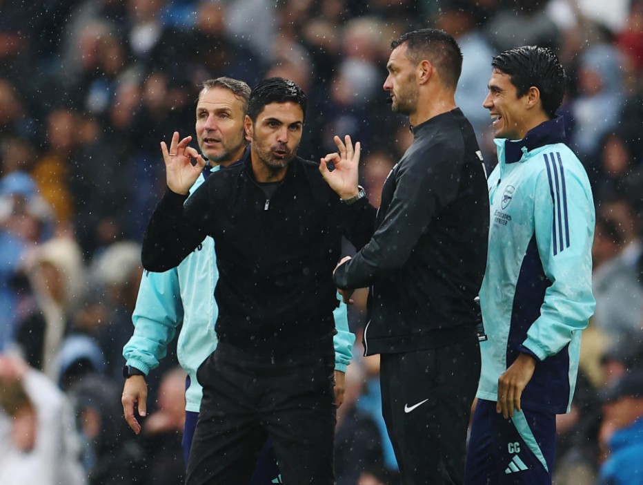 Soccer Football - Premier League - Manchester City v Arsenal - Etihad Stadium, Manchester, Britain - September 22, 2024 Arsenal manager Mikel Arteta remonstrates with the fourth official after Arsenal's Leandro Trossard was shown a red card REUTERS/Molly Darlington EDITORIAL USE ONLY. NO USE WITH UNAUTHORIZED AUDIO, VIDEO, DATA, FIXTURE LISTS, CLUB/LEAGUE LOGOS OR 'LIVE' SERVICES. ONLINE IN-MATCH USE LIMITED TO 120 IMAGES, NO VIDEO EMULATION. NO USE IN BETTING, GAMES OR SINGLE CLUB/LEAGUE/PLAYER PUBLICATIONS. PLEASE CONTACT YOUR ACCOUNT REPRESENTATIVE FOR FURTHER DETAILS..