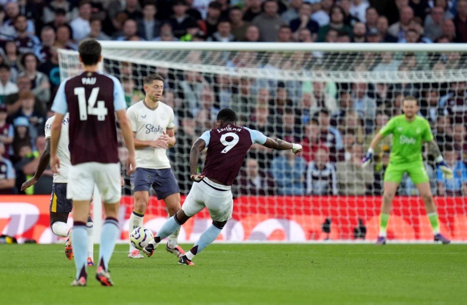 Aston Villa's Jhon Duran (right) scores his sides third goal of the game during the Premier League match Villa Park, Birmingham. Picture date: Saturday September 14, 2024. PA Photo. See PA story SOCCER Villa. Photo credit should read: Jacob King/PA Wire. RESTRICTIONS: EDITORIAL USE ONLY No use with unauthorised audio, video, data, fixture lists, club/league logos or "live" services. Online in-match use limited to 120 images, no video emulation. No use in betting, games or single club/league/player publications.