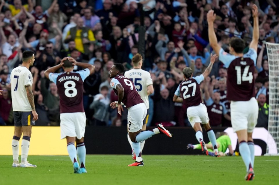 Aston Villa's Jhon Duran (centre) celebrates scoring his sides third goal of the game during the Premier League match Villa Park, Birmingham. Picture date: Saturday September 14, 2024. PA Photo. See PA story SOCCER Villa. Photo credit should read: Jacob King/PA Wire. RESTRICTIONS: EDITORIAL USE ONLY No use with unauthorised audio, video, data, fixture lists, club/league logos or "live" services. Online in-match use limited to 120 images, no video emulation. No use in betting, games or single club/league/player publications.