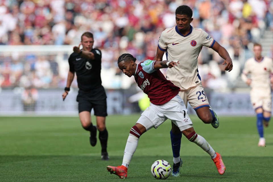 West Ham felt that they were denied a clear penalty when Wesley Fofana grabbed hold of Crysencio Summerville's arm