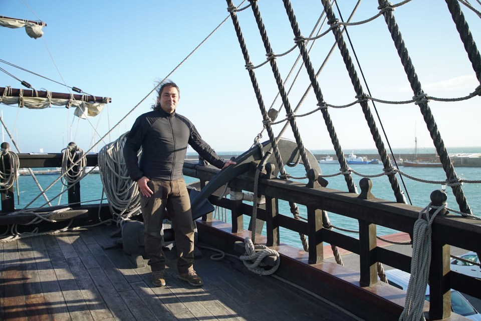 Claudio Lozano stands on the deck of a Puntales ship, standing by the mast. The ship was used to defend against the French Navy in the Peninsular War