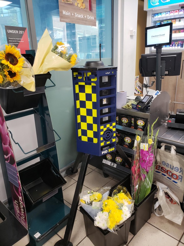 a display of flowers in front of a machine that says pid 350