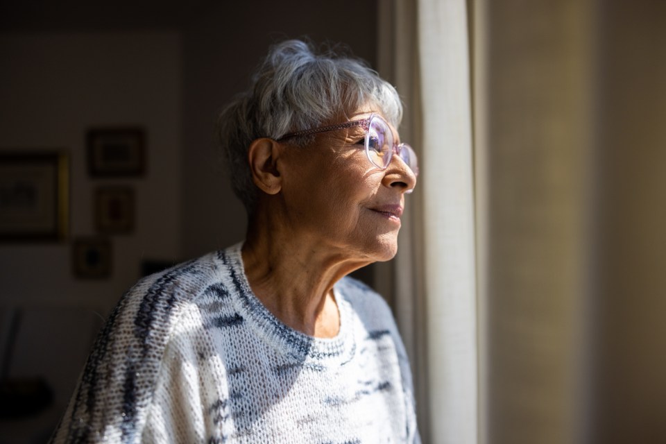 An estimated 982,000 people are living with dementia, the charity Alzheimer’s Research UK says