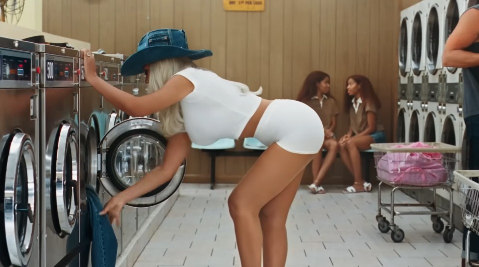 The singer throws her jeans in a machine