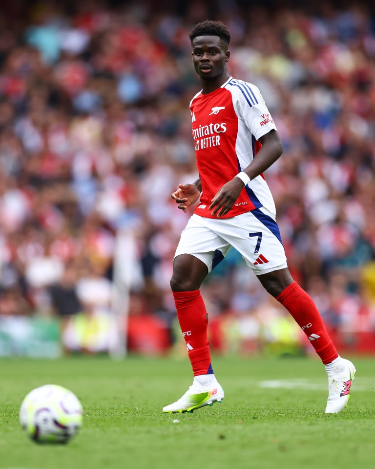 a soccer player with the number 7 on his jersey