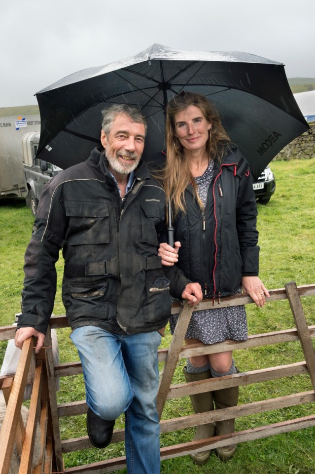 a man and woman standing under an umbrella that says modea