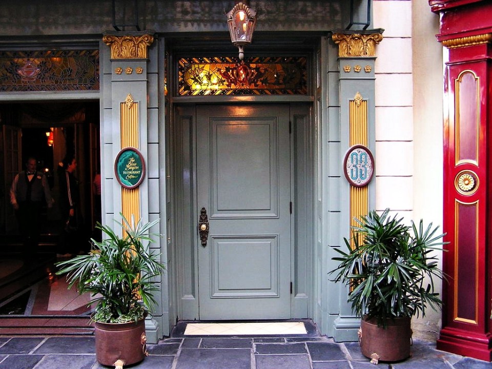 a green door with a sign on it that says ' king george 's club '