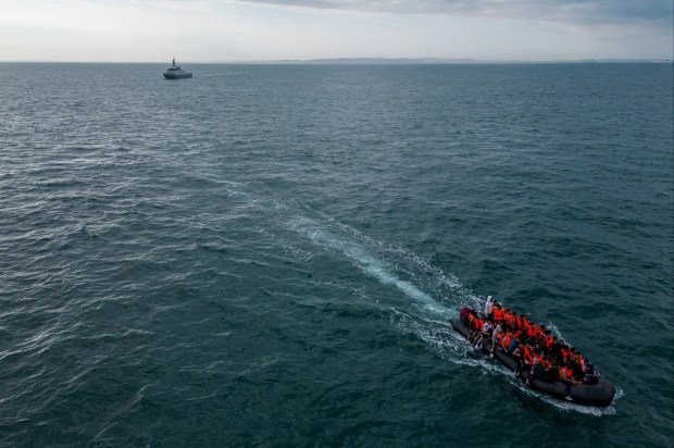 a boat full of people is floating in the ocean