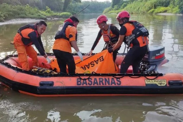 a boat with the word basara on it