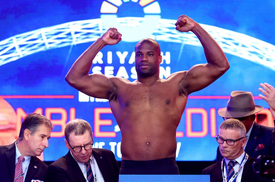 Defending champ Dubois weighed in at 17 stone seven ounces