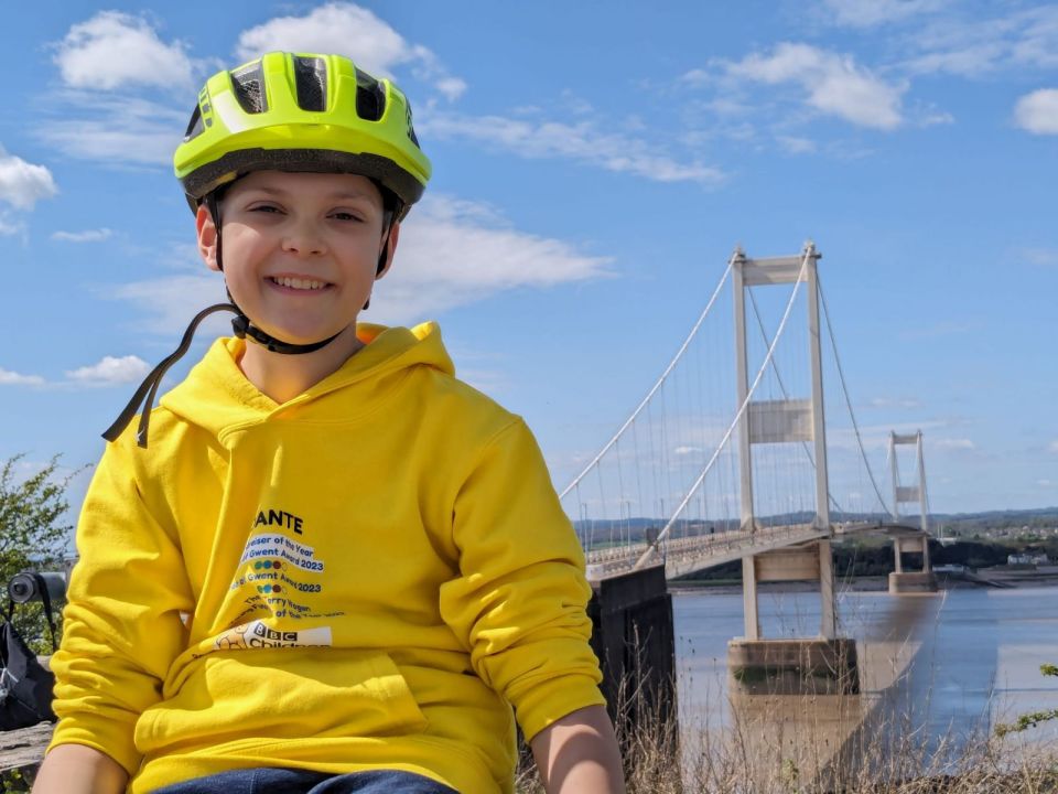 a young boy wearing a yellow shirt that says ante