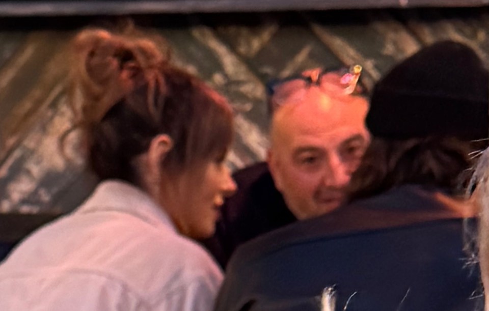 Pete, right, and Maura were again picture looking cosy at a pub in London over the weekend