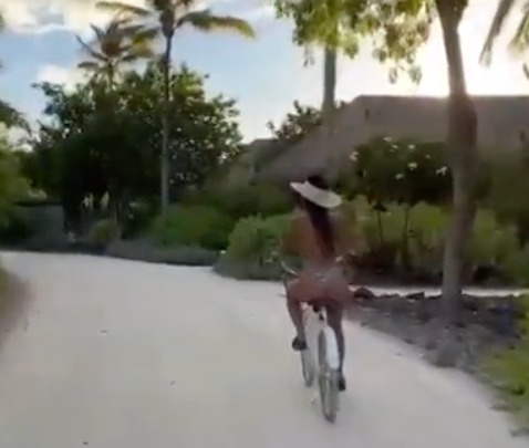 Nicole Scherzinger showed off her toned bottom riding a bike in Hawaii