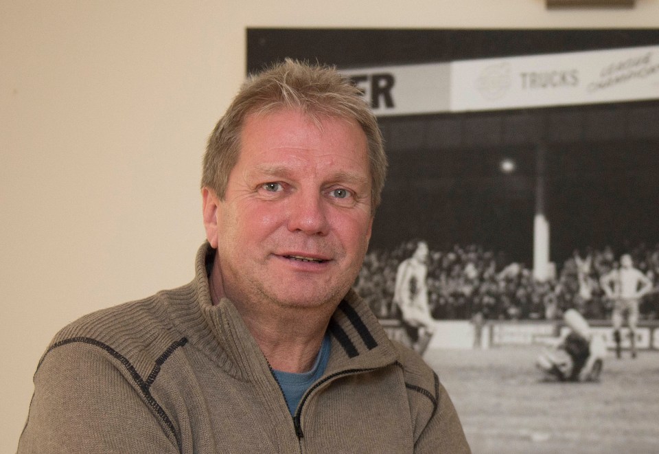 a man with his arms crossed stands in front of a picture that says hartshorne