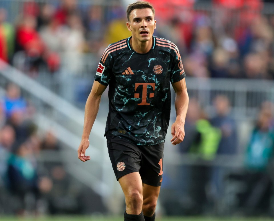 a soccer player with the letter t on his shirt