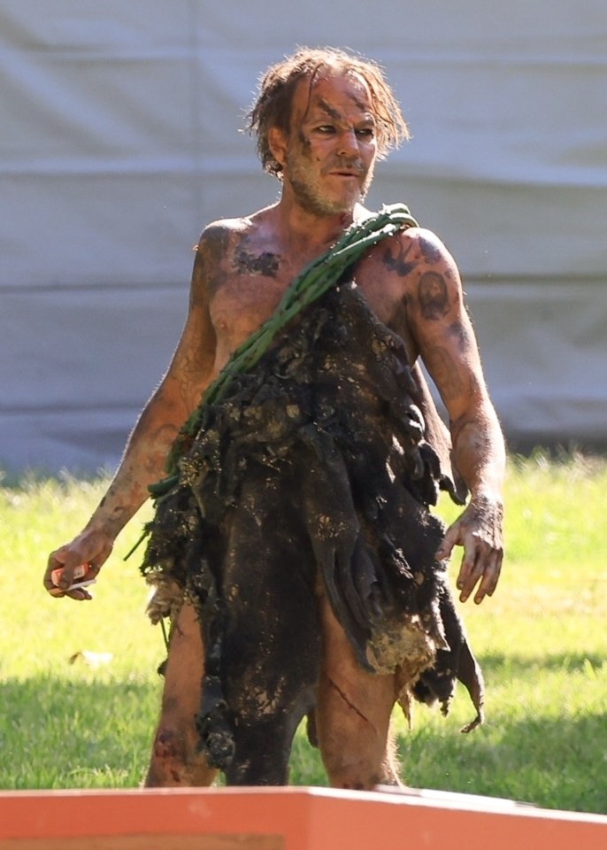 Stephen Dorff sported a one-piece green garment with a wounded leg on set