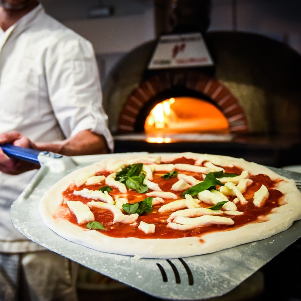 Pizzas are available to order from Oakfired and then enjoyed alfresco on the houseboat decks