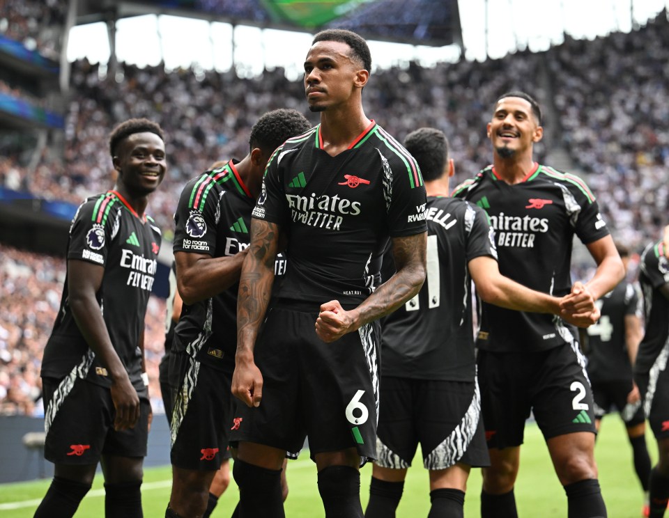 a group of soccer players wearing emirates fly better uniforms