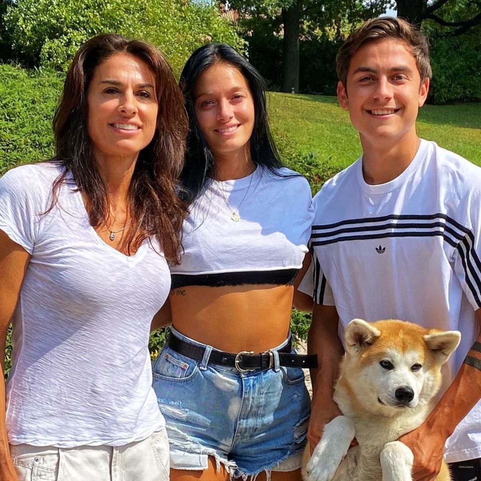 Her niece Oriana is married to footballer Paulo Dybala