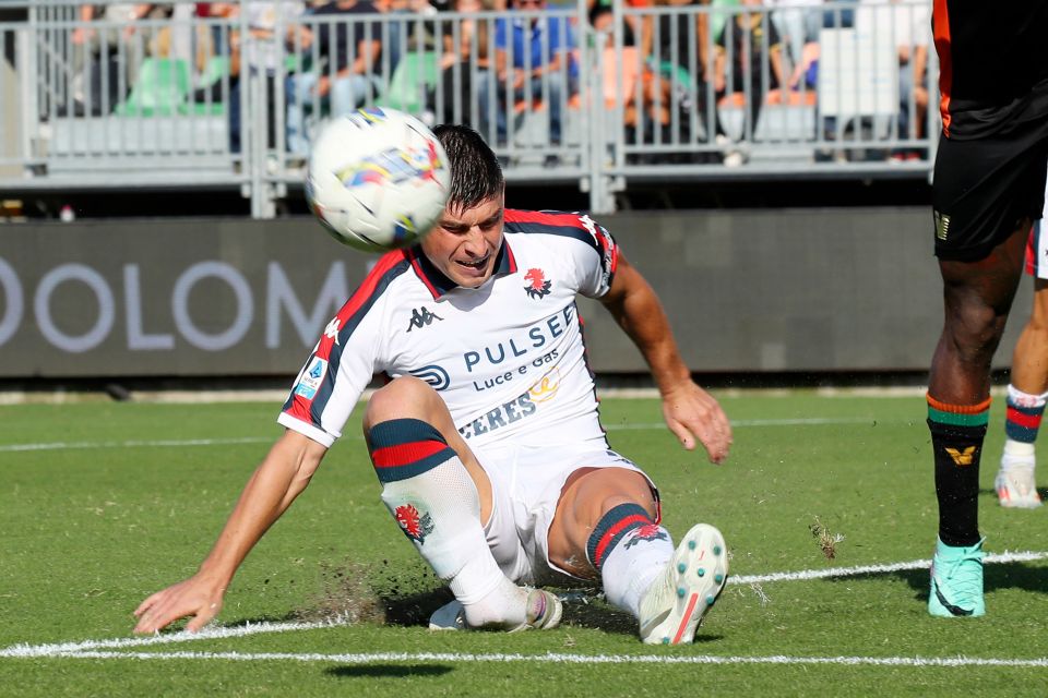 a soccer player with the word pulse on his jersey