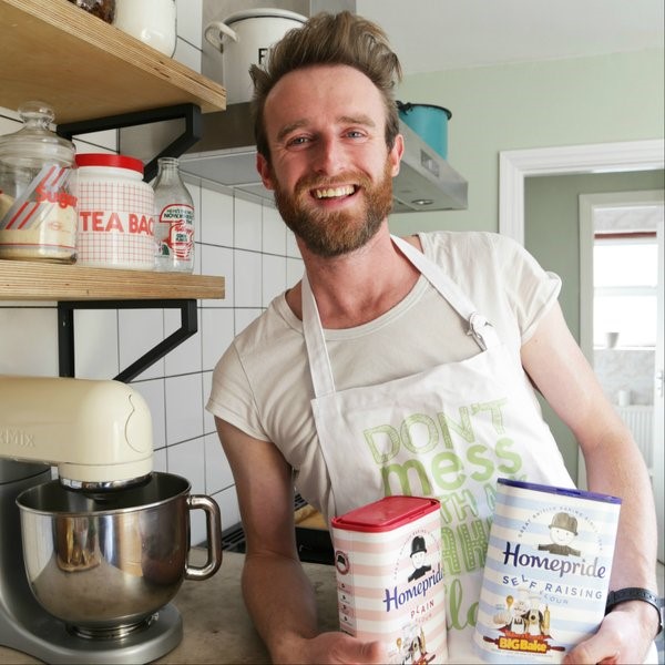 a man wearing an apron that says do n't mess on me