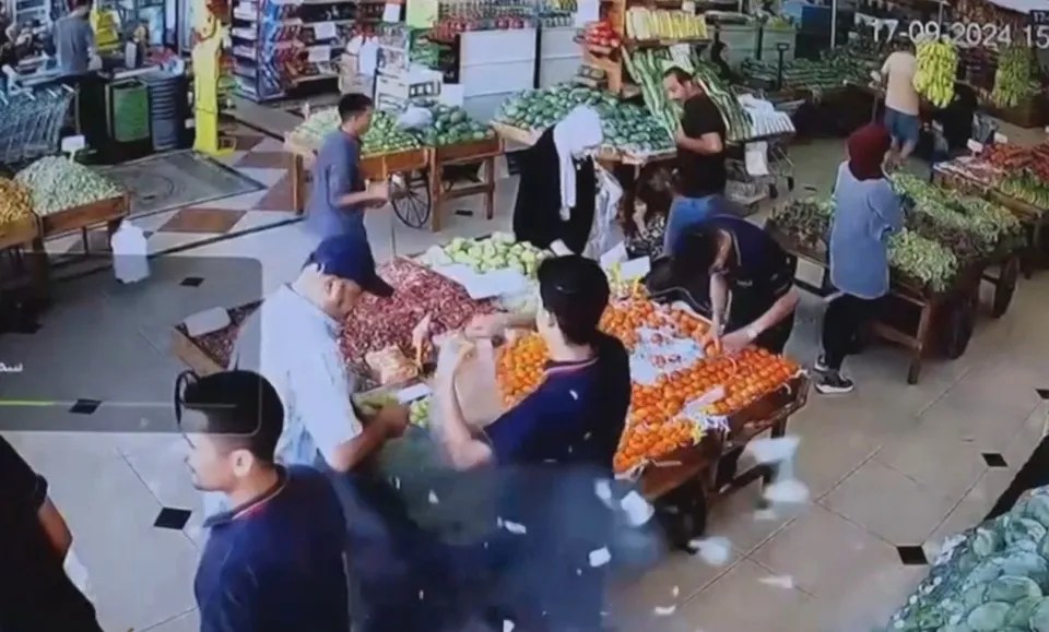 a group of people in a grocery store with a time stamp of 17:09:24