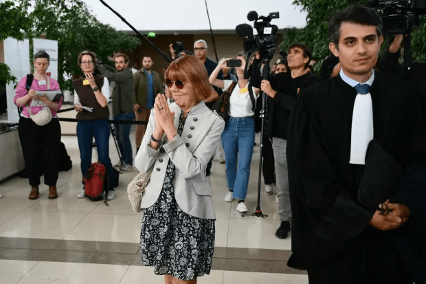 Gisele being greeted by a crowd outside court